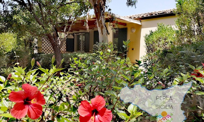 Marina di Modica House | Nice centrally located bungalow directly on the sandy beach