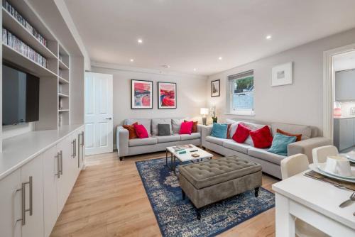 Redcliffe Apartment | Niru Experience Hidden Secret