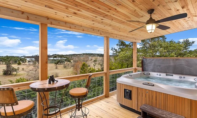 Fredericksburg Cabin | No Rancho Properties Texas Haus | Hot Tub | Beautiful Views