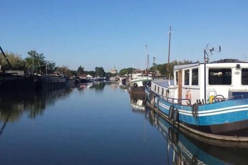 Aigues-Mortes Boat Rental | Nuit insolite dans une péniche hollandaise