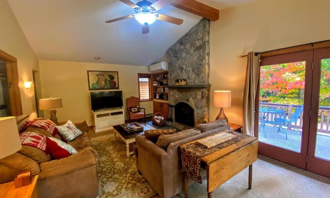 Bretton Woods Villa | O1 Slopeside Bretton Woods cottage with AC large patio and private yard Walk to slopes