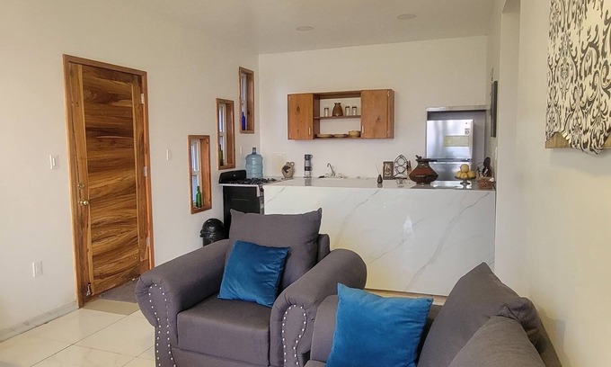 Palmetto Bay Condo | OasisCharming 2-bedroom condo WiFi, AC with amazing views of ocean/Crawfish Rock