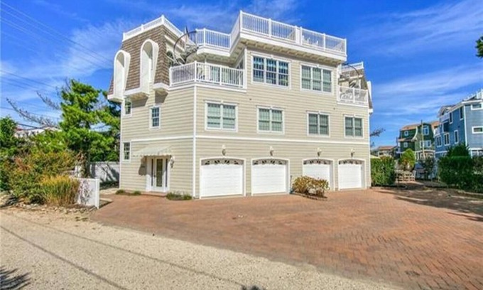 North Beach House | Ocean Block. Single Family. Beach Badges. Beach equipment. Elevator. Roof Top.
