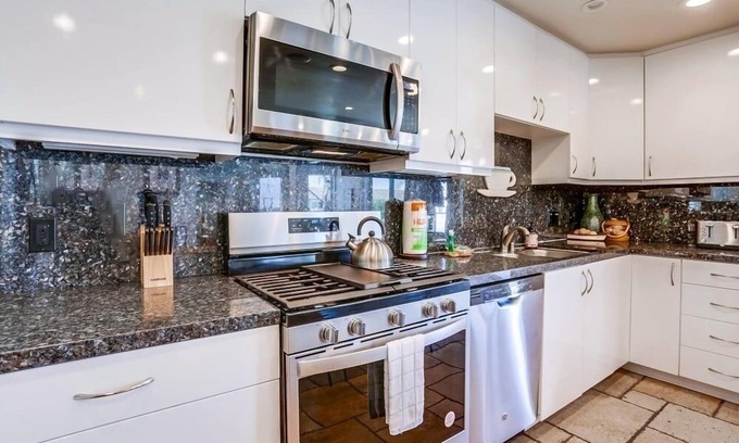 Central Mission Beach House | Ocean Breeze 1