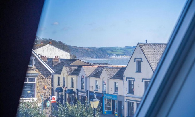 Saundersfoot Hotel | Ocean Cabins No 8 At The Square - Saundersfoot