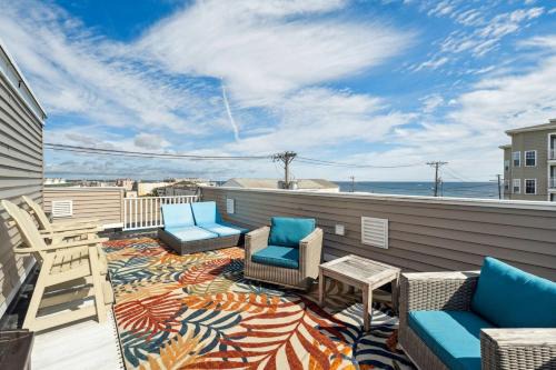 Salisbury Beach House | Ocean Hideaway Rooftop Deck Fireplace