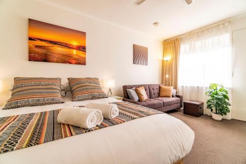 Glenelg Apartment | "Ocean Sunset" Glenelg Central Studios