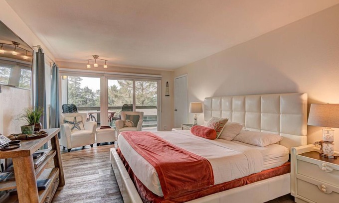 Otter Rock Apartment | Ocean-View Room with Private Deck + Kitchenette