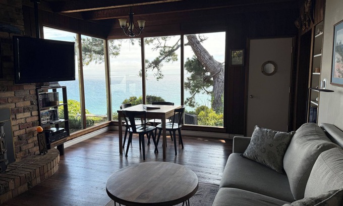 Gualala House | Oceanfront 1+ Bedroom Coastal Retreat with hot tub