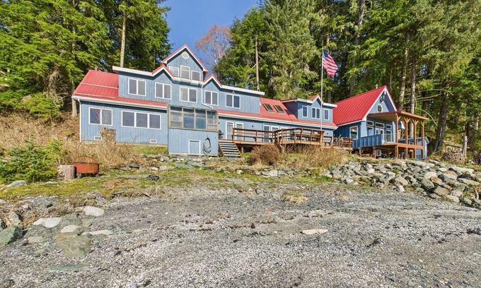 Juneau Villa | Oceanfront | 7BR w/Firepit, King Beds & Whales