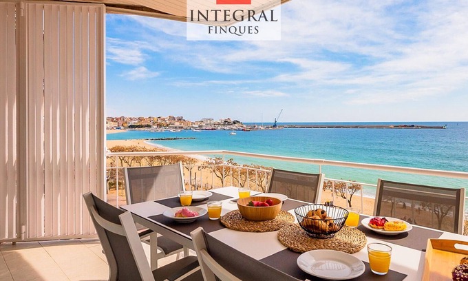 Palamos Apartment | Oceanfront Apartment, 4 Bedrooms, Stunning Bay Views, Terrace, Parking, WiFi