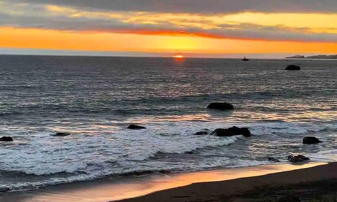Smith River Apartment | Oceanfront Cabin 3 w Jacuzzi Impressive Views
