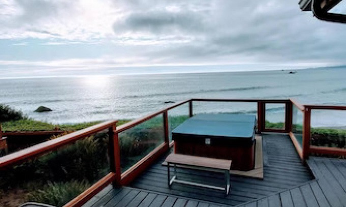 Smith River Apartment | Oceanfront Cabin 6 w Jacuzzi Awe-inspiring View