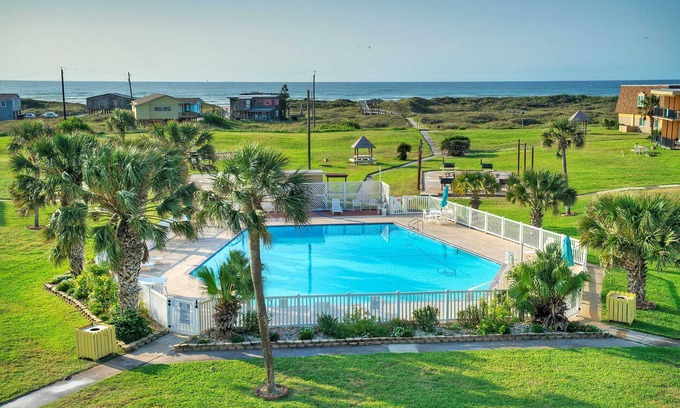 Port Aransas Cottage | Oceanfront Condo w/Private Balcony Pool + Tennis Bubbly Blew by Avantstay