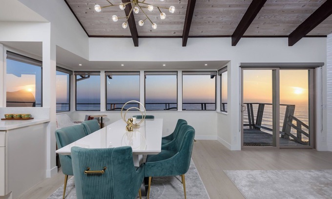 Manchester Cottage | Oceanfront/Stunning Views/Hot Tub/Contemporary