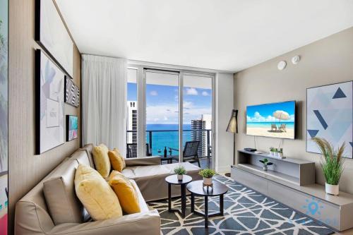 Hollywood South Central Beach Apartment | Oceanfront View - Balcony - Hot Tub - Gym