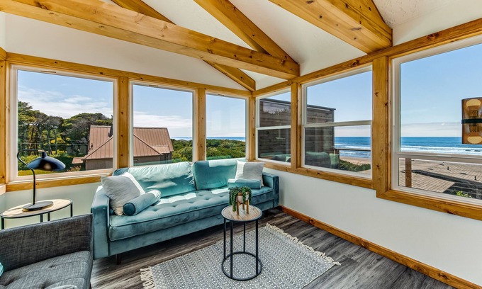 Edgewater Shores Cottage | Oceanside Big Stump Beach getaway with hot tub & ocean views - dog-friendly