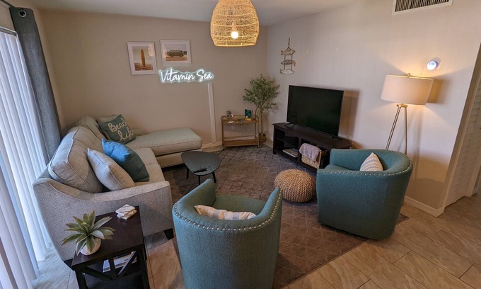 Cocoa Beach Condo | Oceanside Condo w Heated Pool & Private Beach Access