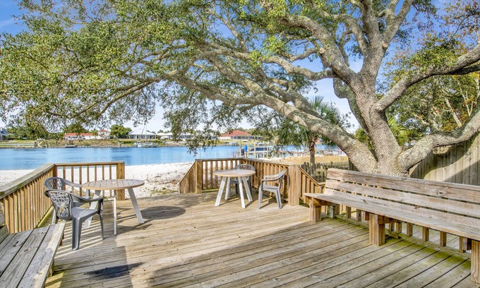 Holiday Harbor House | Oct 6-9 Open, Come to the Beach! Pet Friendly Waterfront Home*Backyard Sugar Sand Beach