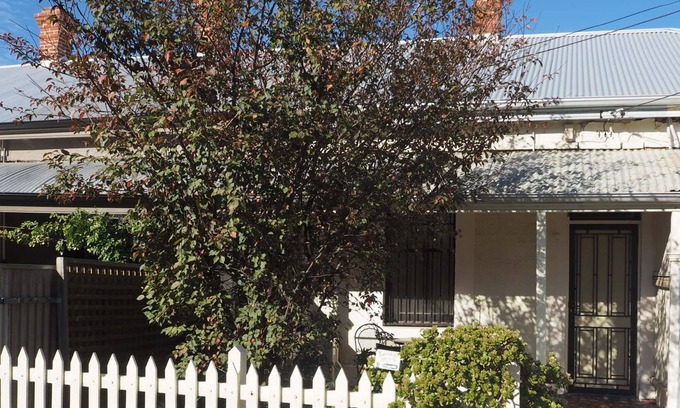 Parkside Cottage | Odeon Cottage - Harriett's Cottage Accommodation