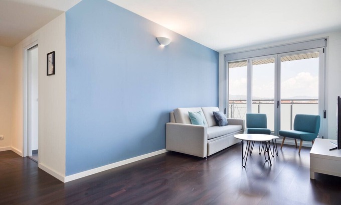 Sant Adria de Besos Apartment | Olala Port Forum 3-Bedroom Apartment with Balcony