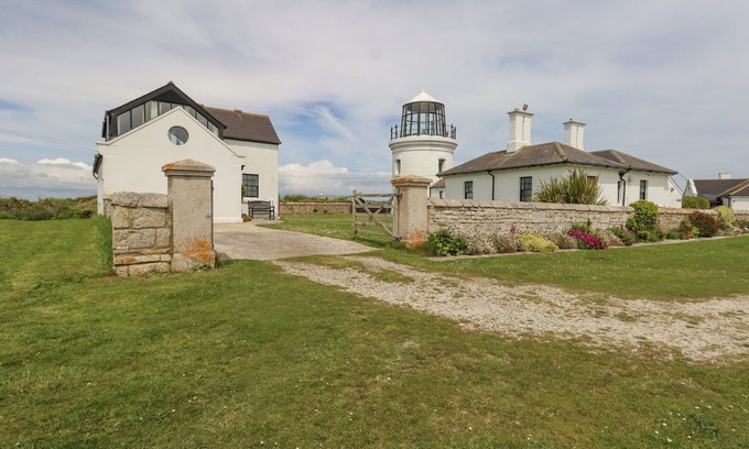 Southwell Cottage | OLD HIGHER LIGHTHOUSE BRANSCOMBE LODGE, with pool in Portland Bill