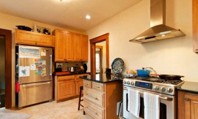 Old West Side House | OldWestside Home-Hot tub, Yard, Central Locationnn