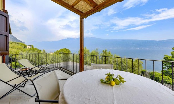 Gargnano Apartment | Oleandro apartment directly on the lake