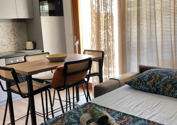 Omis Apartment | Omis - nice studio apartmant for 2, balcony, sun and beach