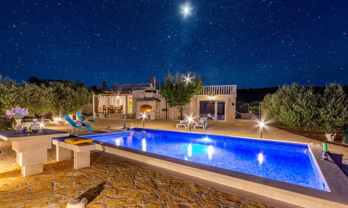 Praznica House | On a fenced natural plot of about 17,000 m², surrounded by olive trees, you will find this nice vaca