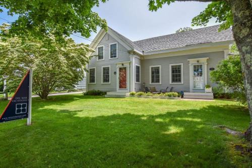 Chatham House | On the Chatham Loop - 1 Min to the Beach