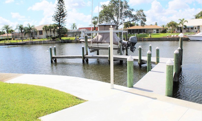 Overbrook Gardens House | One of a kind! 3Bed 2bath Waterfront House with Pool, Boat Lift. 7 min to beach