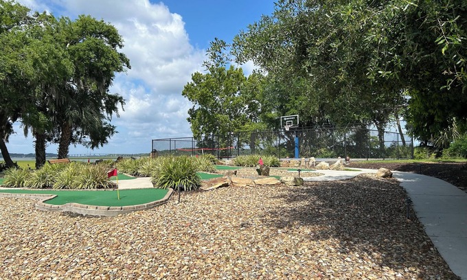 Palmetto Dunes Resort | One round of FREE golf for 4 people per day. There are 2 courses available.