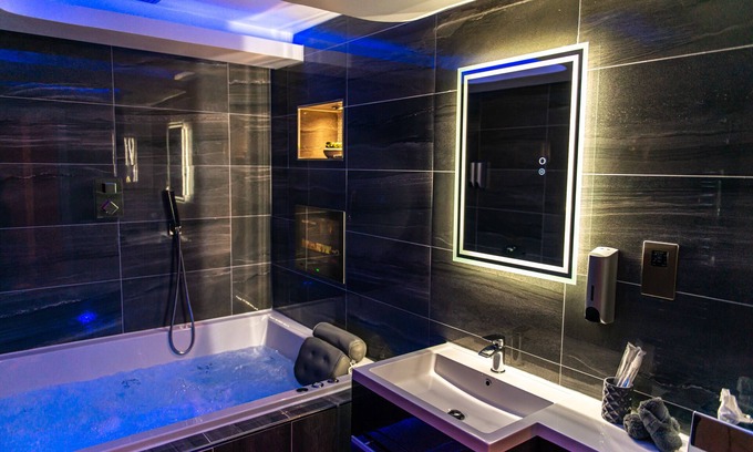 Bradford Apartment | Optimal Apartments - Designer Jet Hot Tub Suite