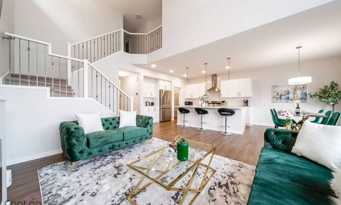Southeast Edmonton House | Orchards Retreat | AirCon | Sleeps 10 | Near Airpt