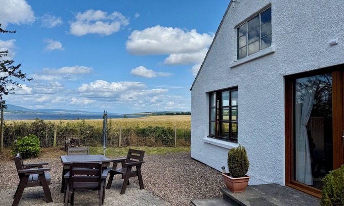 Marybank Cottage | Osprey Cottage - stunning views in a peaceful but convenient location