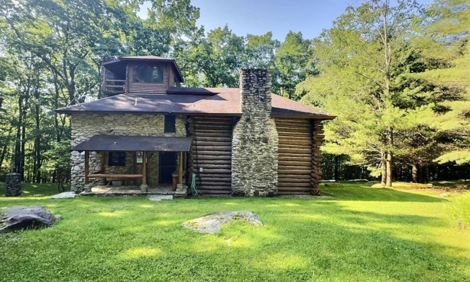 Clarion Cabin | Our spacious and comfortable rooms provide the perfect retreat for your next getaway. Conveniently located near top attractions and beautiful outdoor spaces, this is the perfect destination for those looking to unwind and recharge.