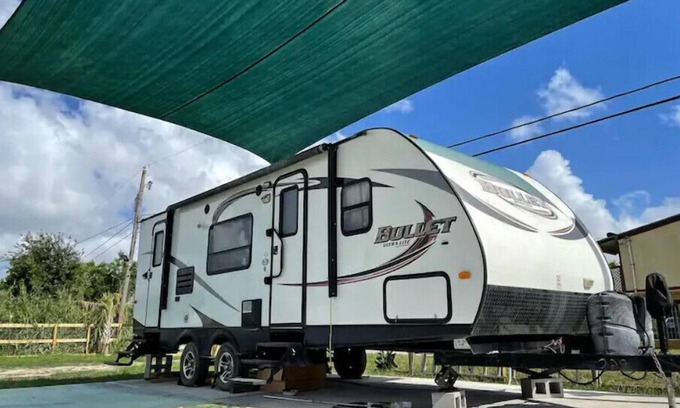 Hitchcock House | Outdoors Fun! Big lot! Clean Updated RV, A/C