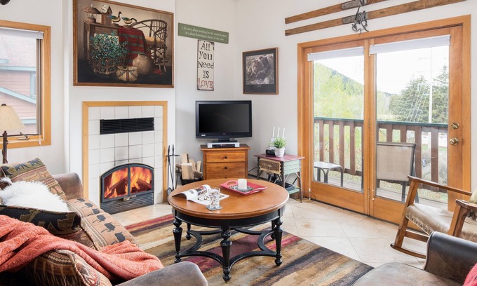 Jackson House | Outpost: Clark's Knoll 351 - Walk to Town Square
