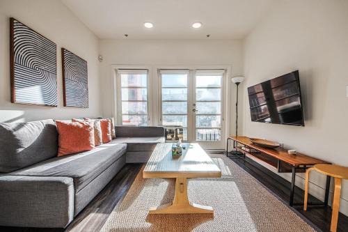 Downtown Apartment | Outstanding 2BDR in SM- 5-15 mins to the beach!