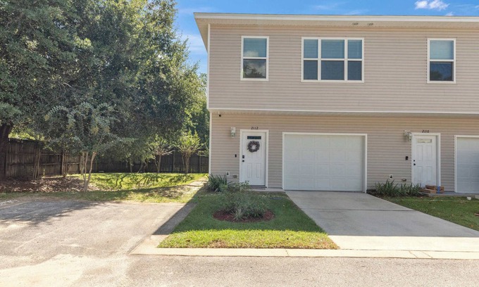 Wright House | Owl's Nest | Kid Pet Friendly, 6miles to Beach!
