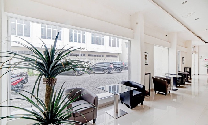 Medan Hotel | OYO 3051 Stm Suite Near Amplas Bus Terminal