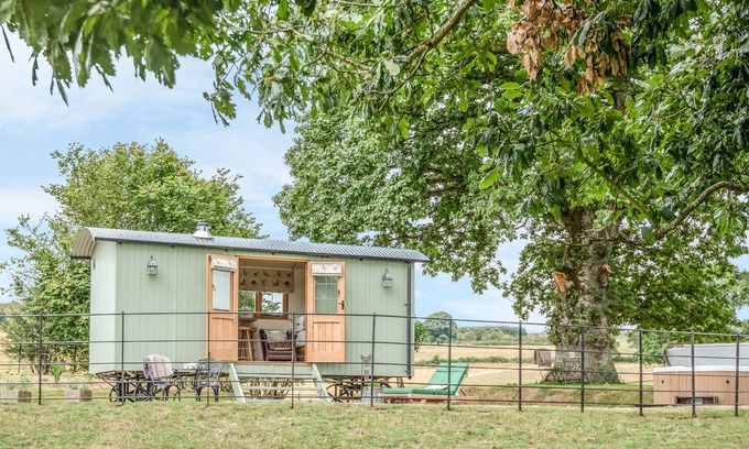Llanbadarn Fynydd Cottage | PADARN'S HUT, with hot tub in Llanbadarn Fynydd