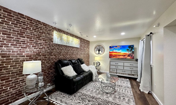 Seattle Hill-Silver Firs House | PALACE VILLA: Palace Villa: Central AC & modern, private yard