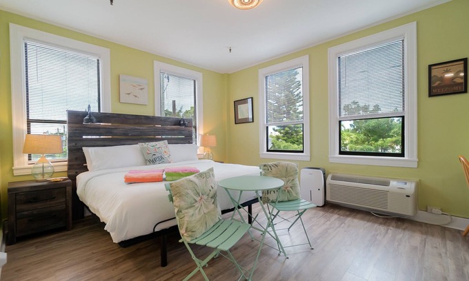 Palm Beach - West Palm Beach Condo | 🏝Palm Beach Island Condo-Hotel, King Corner Studio Close to Beach 24/7 Desk🏖