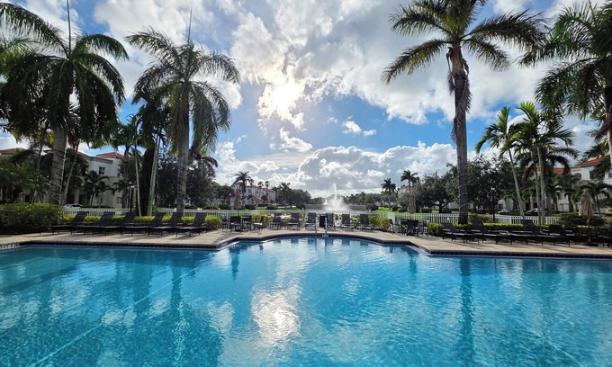 Palm Beach Gardens Condo | Palm Beach Gardens PENTHOUSE Retreat - 10 minutes to the Beach