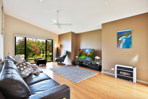 Basin View House | Panorama at Jervis Bay I Pet Friendly I 15 Mins to Hyams Beach