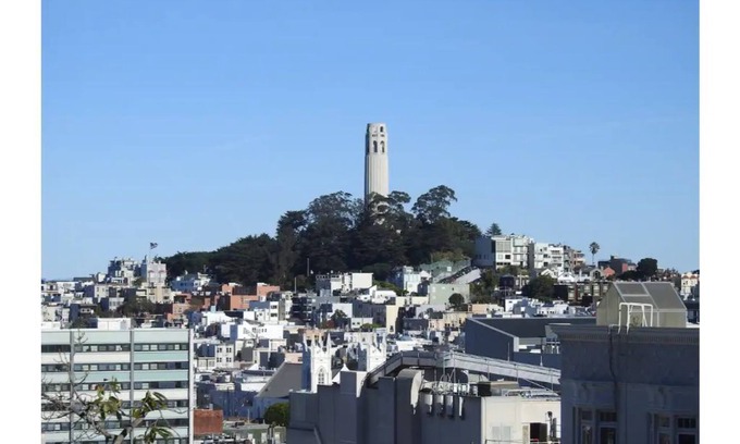 Nob Hill House | Panoramic view Nob Hill flat w deck