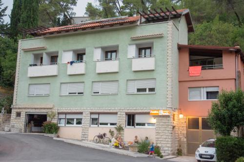 Novigrad House | Pansion 8 ferala