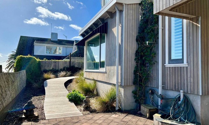 Devonport House | Paradise Awaits by Cheltenham Beach!